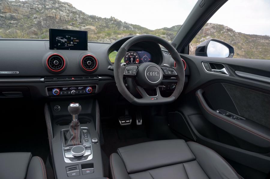 Торпедо Audi RS3 Sportback (8V) 2017 года  (ZA) (фото 8 из 8)